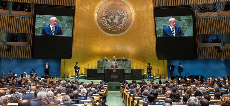 reunião da Assembleia Geral da ONU, com o presidente Lula em destaque no painel